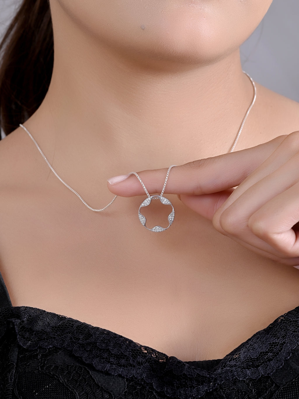 Gold Wavy Circle Pendant - 925 Silver