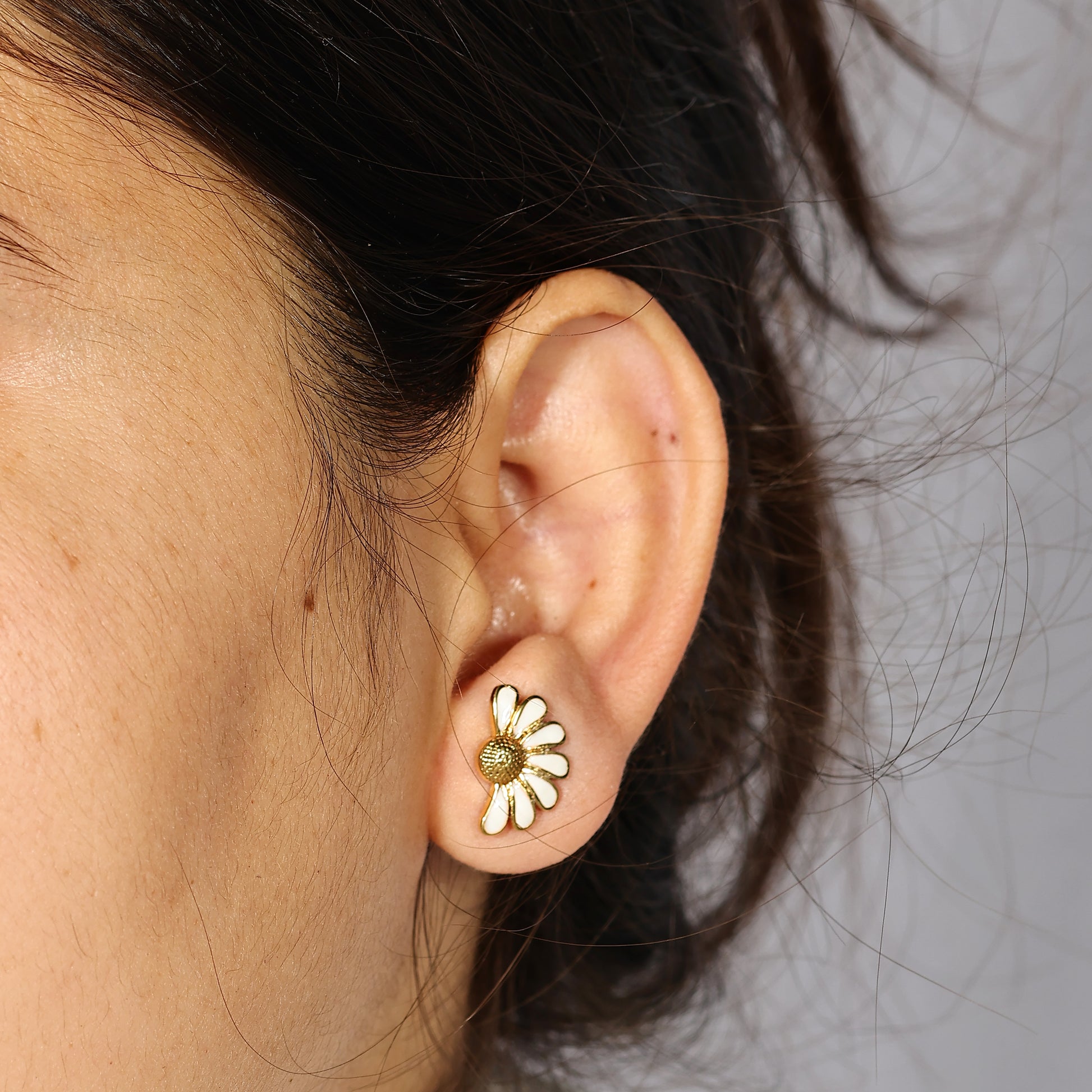 White Enamel Daisy Stud Earrings - 925 Silver (Gold Plated)