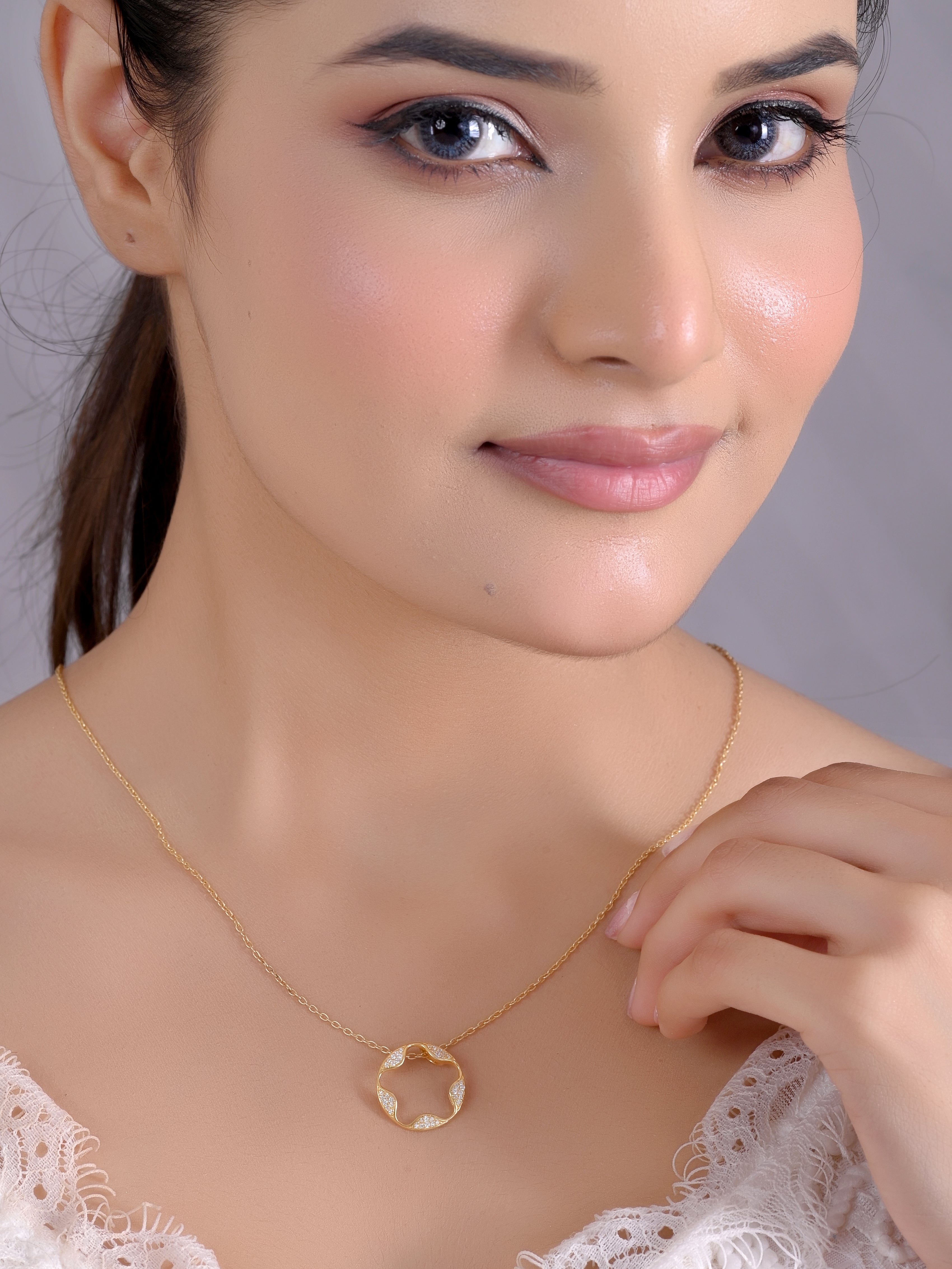 Gold Wavy Circle Pendant - 925 Silver