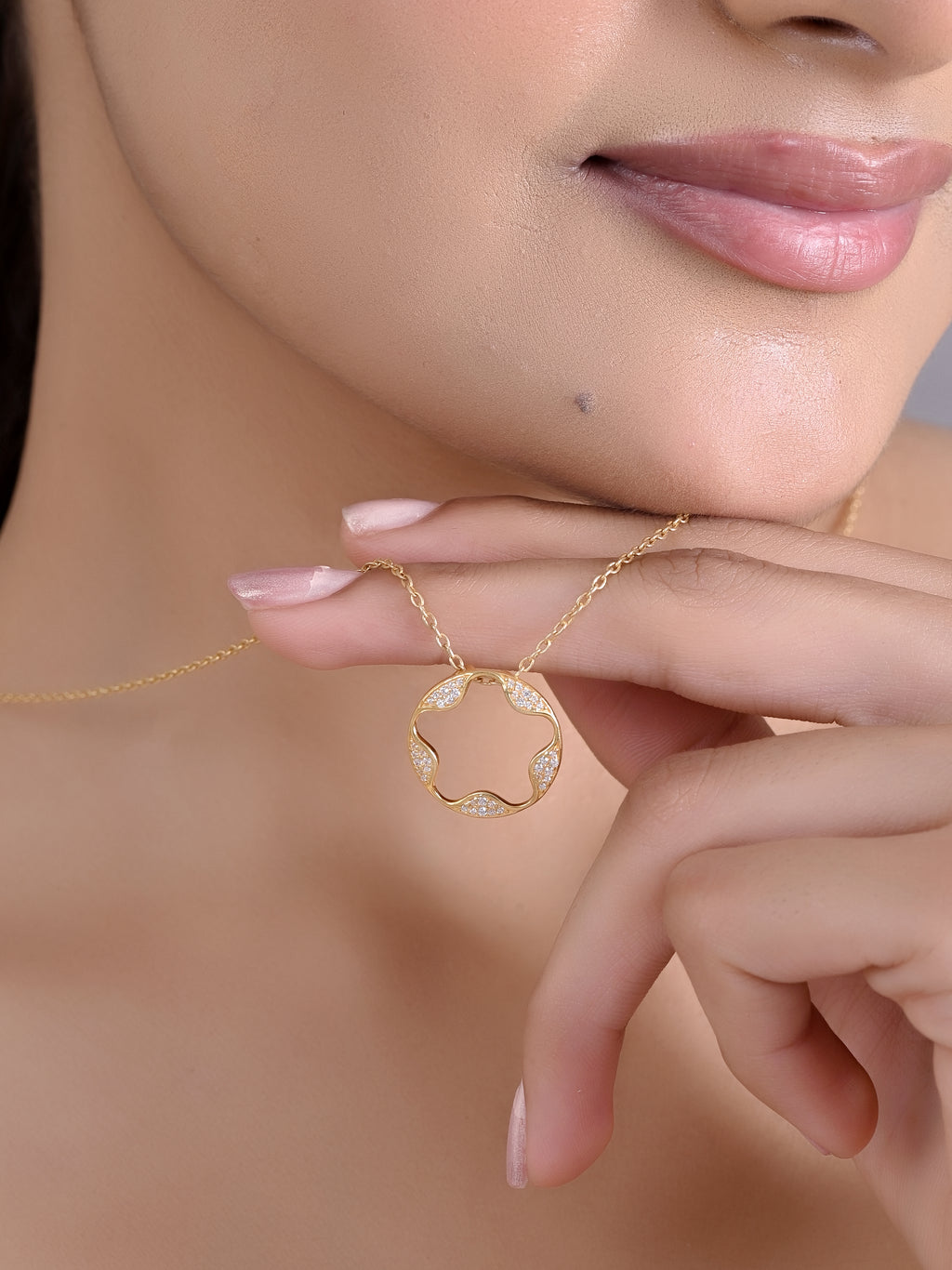 Gold Wavy Circle Pendant - 925 Silver