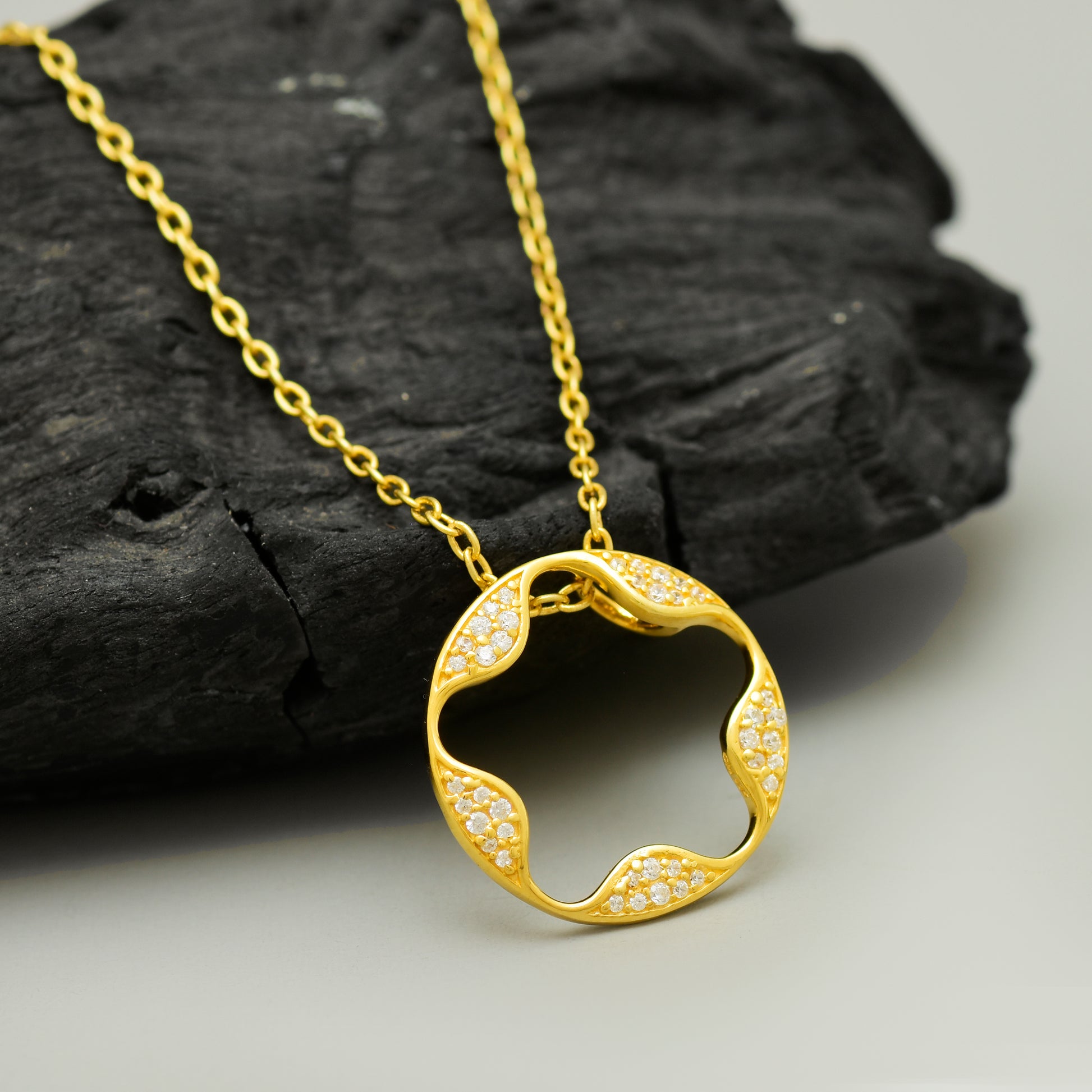 Gold Wavy Circle Pendant - 925 Silver