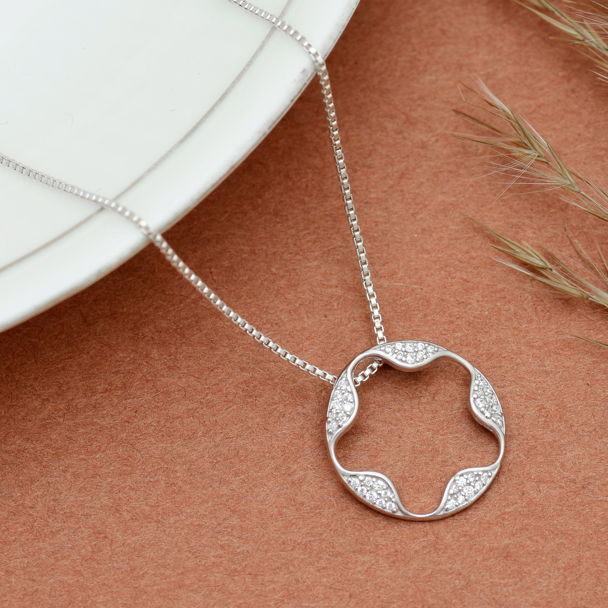 Gold Wavy Circle Pendant - 925 Silver