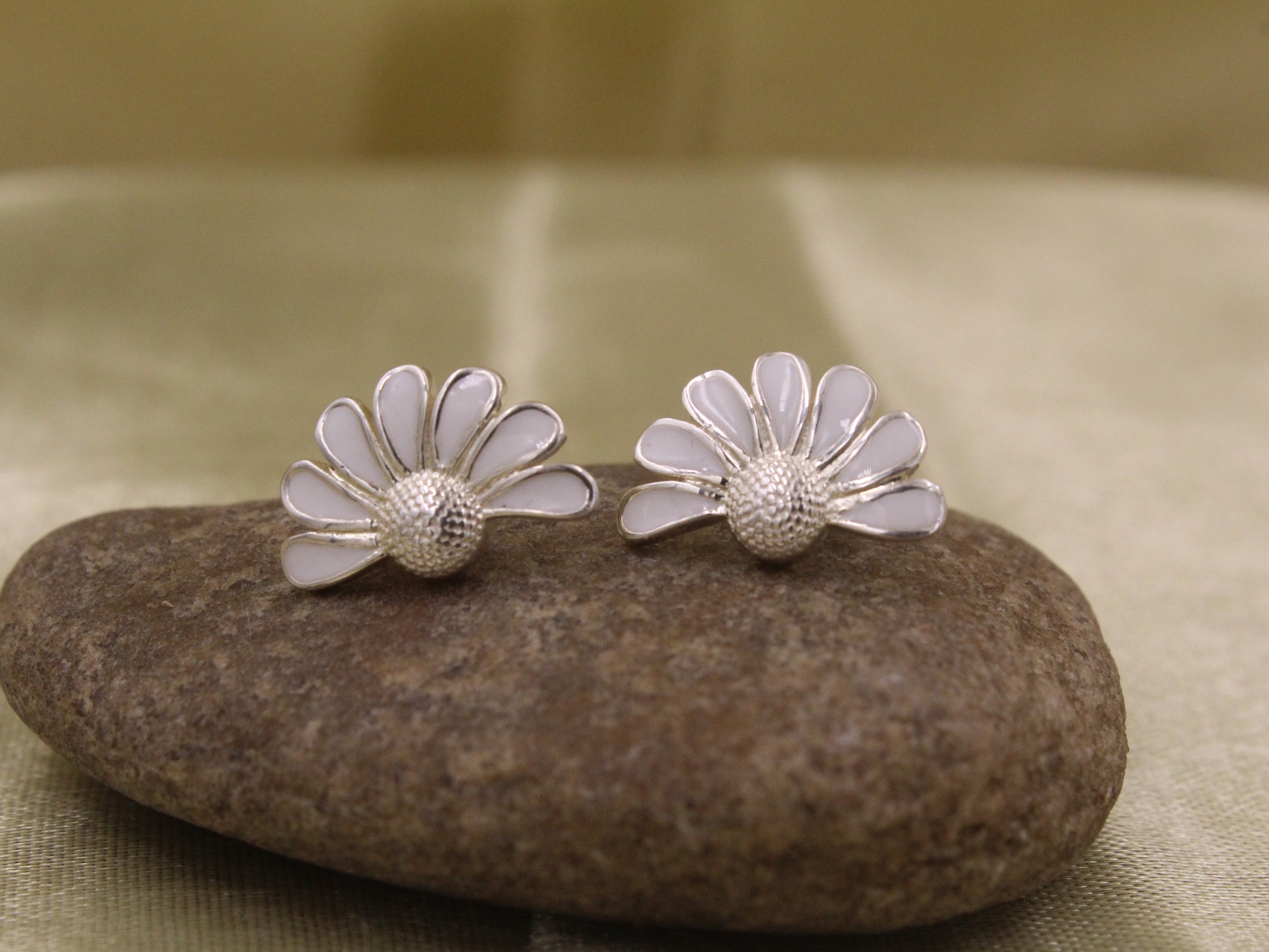 White Enamel Daisy Stud Earrings - 925 Silver (Gold Plated)