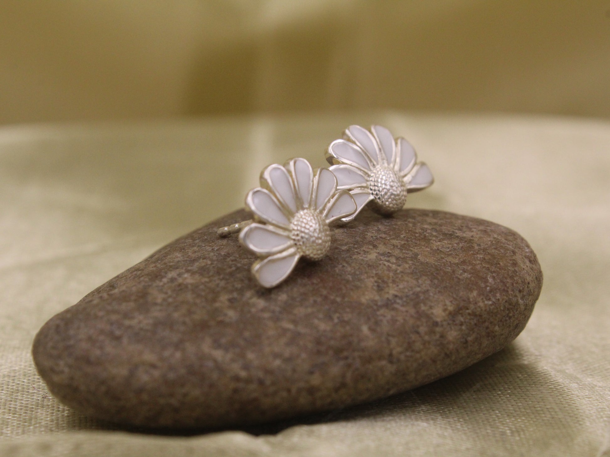 White Enamel Daisy Stud Earrings - 925 Silver (Gold Plated)